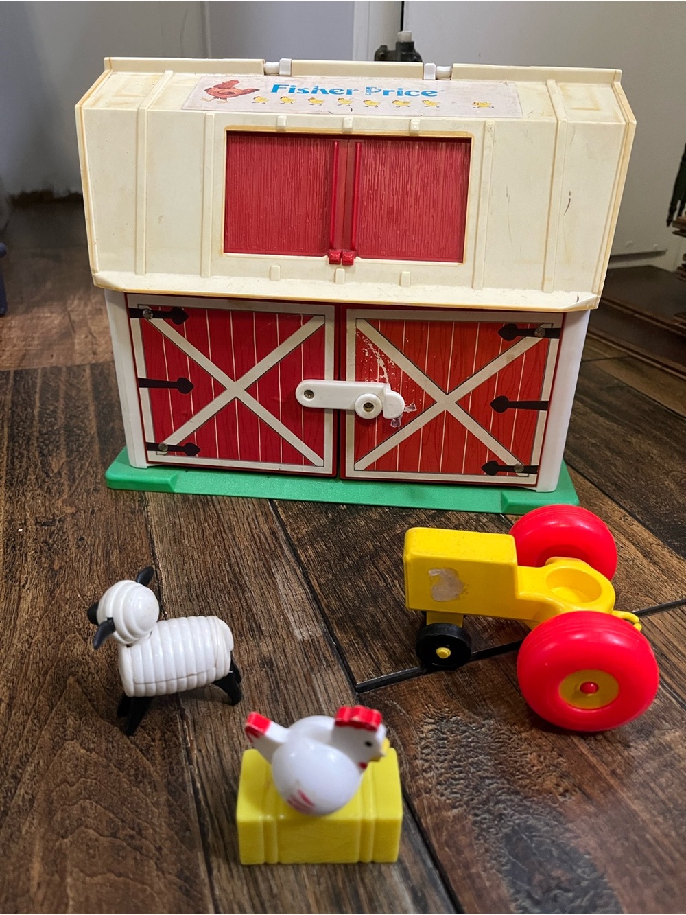 Vintage Fisher Price barn, tractor and farm animals - Picture 6 of 12